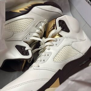 Jordan Men's White, Gold & Brown Retro Basketball Sneakers